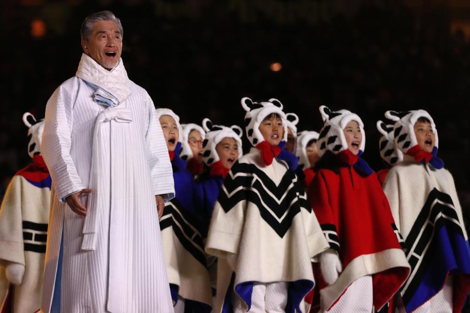 <p>Artists perform during the closing ceremony. REUTERS/John Sibley </p>