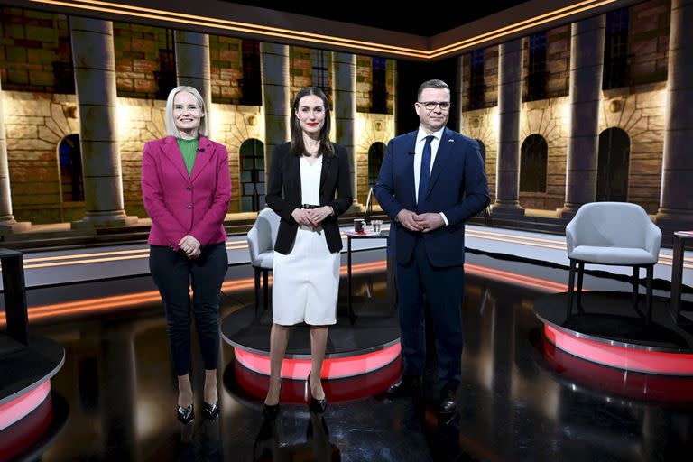 La presidenta del Partido de los Verdaderos Finlandeses Riikka Purra, la primera ministra finlandesa y presidenta del Partido SDP Sanna Marin y el presidente del Partido de la Coalición Nacional Petteri Orpo posan durante un debate electoral, organizado por la empresa de medios de comunicación MTV, en Helsinki, Finlandia, el 29 de marzo de 2023, antes de las elecciones parlamentarias finlandesas del 2 de abril de 2023. 