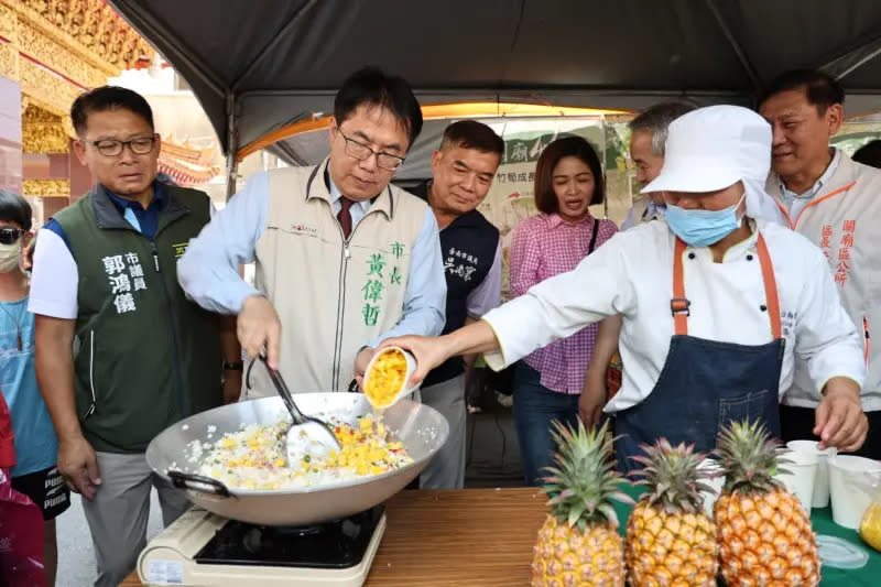 ▲市長黃偉哲表示，現正值臺南鳳梨、綠竹筍的出產期，鳳梨鮮果和綠竹筍不僅可直接品嚐，也能入菜或煮湯，家常又美味。（圖／台南市政府提供）