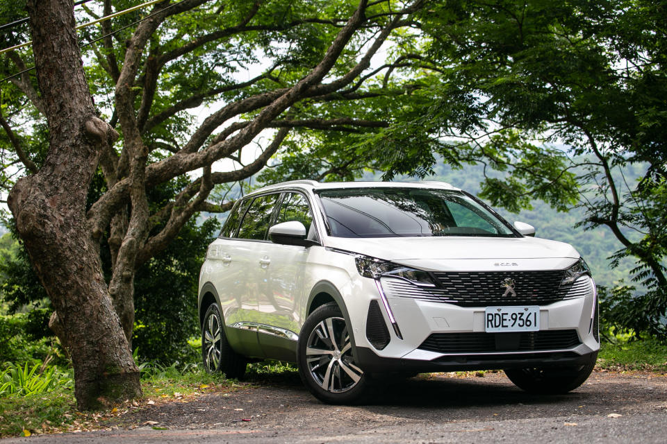 試駕車款為 Peugeot 5008 1.5L BlueHDi Allure 車型，售價為新台幣 154.9 萬元。