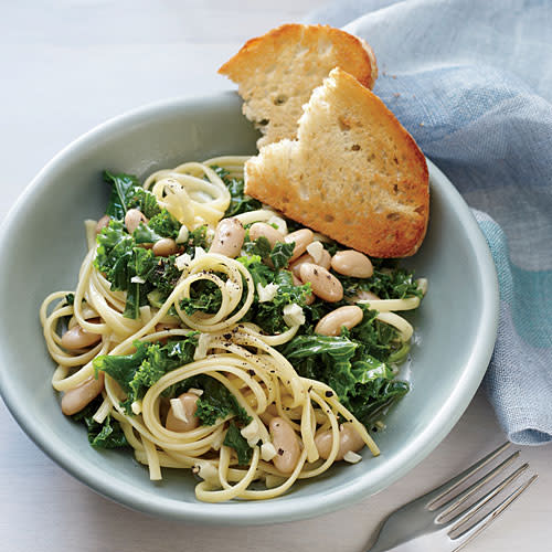 Linguine with Garlicky Kale and White Beans