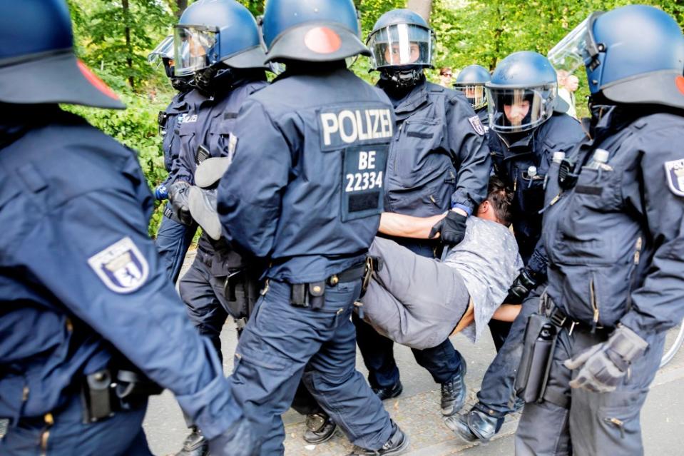 Polizisten tragen bei einer Kundgebung gegen die Corona-Beschränkungen auf der Straße des 17. Juni einen Mann. Die Polizei hat die Veranstaltung aufgelöst.<span class="copyright">Christoph Soeder / dpa</span>