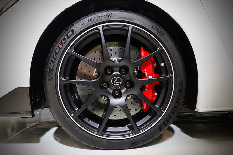 Brembo Carbon Ceramic陶瓷碳纖維煞車系統，提供超強的煞車性能及連續激烈操駕時的抗熱衰退性能，並搭配BBS所代工的超輕量化鍛造鋁圈，大幅減低簧下負重。