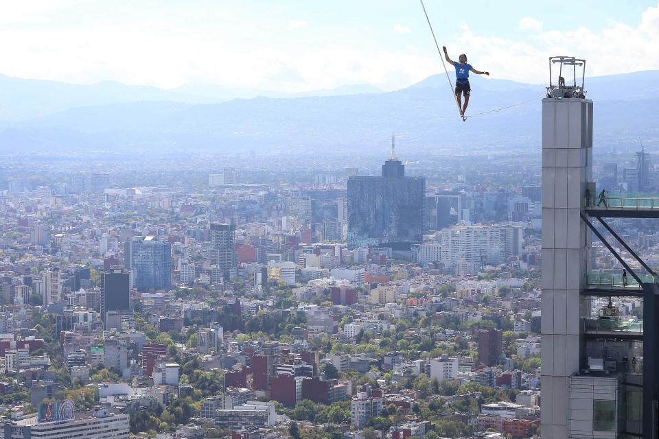 FOTOS: Alemán camina sobre cinta entre dos torres de Ciudad de México y rompe marcas