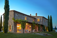 <p>Por un precio un poco más razonable, 930 dólares la noche, puedes disfrutar de la romántica campiña italiana en esta villa cerca de la ciudad de Acquapendente, en Lazio, Italia. (Airbnb) </p>