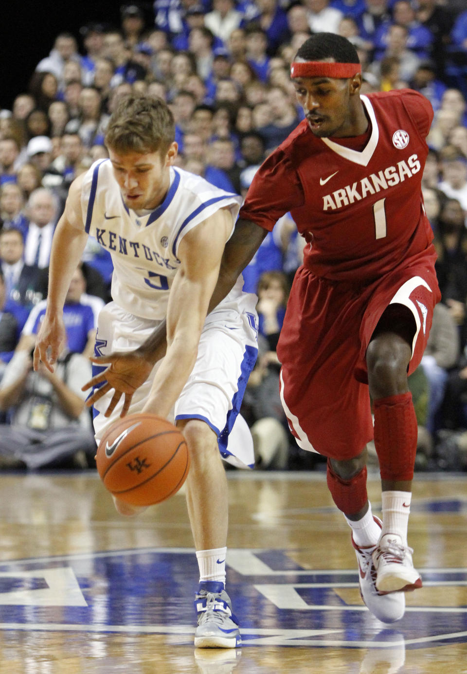 Kentucky's Jarrod Polson, left, is pressured by Arkansas' Mardracus Wade (1) during the first half of an NCAA college basketball game Thursday, Feb. 27, 2014, in Lexington, Ky. (AP Photo/James Crisp)