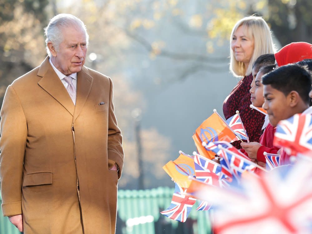 Bei einem Besuch im englischen Luton musste Charles erneut einem fliegenden Ei ausweichen. (Bild: imago/i Images)