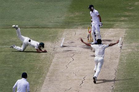 Australia's George Bailey (L) takes the final catch to dismiss England's James Anderson and win the Ashes test cricket series at the WACA ground in Perth December 17 2013. Australia beat England by 150 runs in the third test at the WACA on Tuesday to take an unassailable 3-0 lead in the five-match series and reclaim the Ashes. REUTERS/David Gray