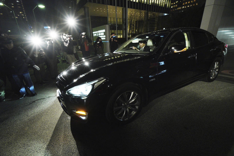 Un auto que se cree que lleva a los ejecutivos de la compañía, sale de la sede mundial de Nissan Motor Co. en Yokohama, cerca de Tokio, el jueves 22 de noviembre de 2018. (AP Foto/Eugene Hoshiko)