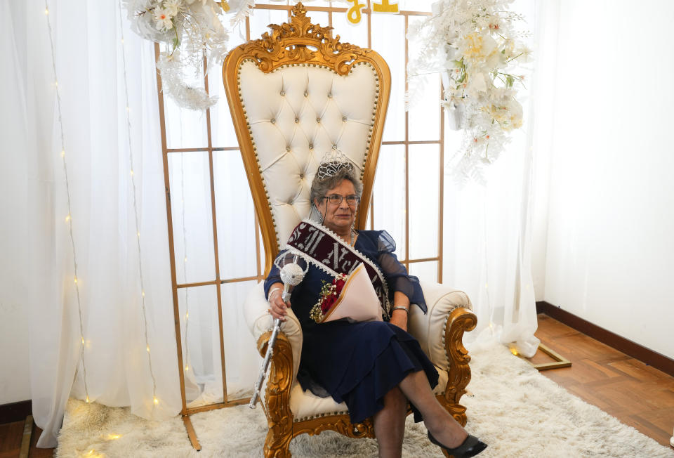 Nelly I posa para una fotografía en su trono después de ser coronada Reina de la Primavera de los Ancianos en La Paz, Bolivia, el jueves 21 de septiembre de 2023. (Foto AP/Juan Karita)