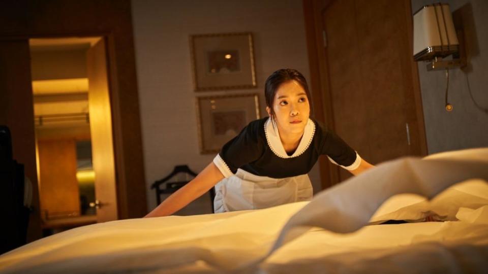 大霈在片中飾演房務人員，事前特別花時間練習鋪床單。（圖／良人行提供）