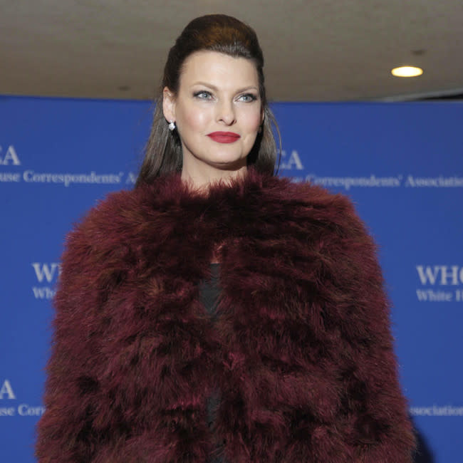 Revela Linda Evangelista que ya no puede mirarse al espejo credit:Bang Showbiz