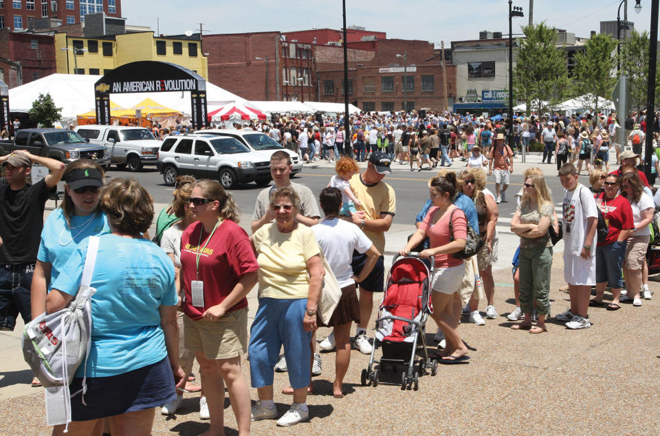 In 2007, when crowds lined up for events like the Chevy Sports Zone in downtown Nashville, CMA Fest had an aggregate attendance of 191,154 fans at all of its shows.