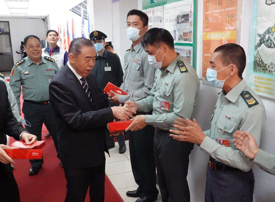 軍友社理事長李棟樑至今年4月共25次赴五指山國軍示範公墓慰勉軍墓管理組官兵辛勞，圖為第21次慰訪五指山駐點官兵。（記者羅廣仁攝）       