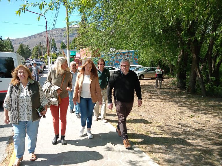 Vidal, recorre el centro de El Calafate junto a los dirigentes del PRO Alberto Parsons y María Laura Centurión y la concejal Ethel Torres de Encuentro Ciudadano