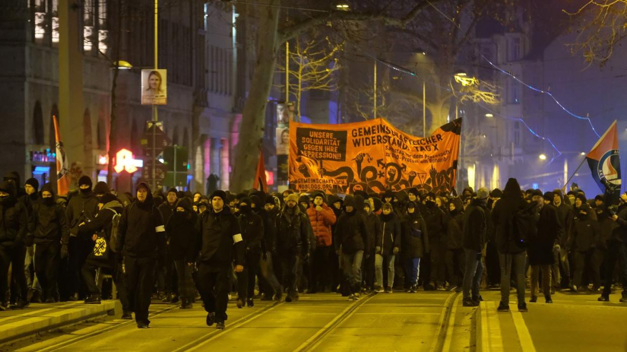 Mehrere hundert Menschen protestierten gegen das Indymedia-Verbot.