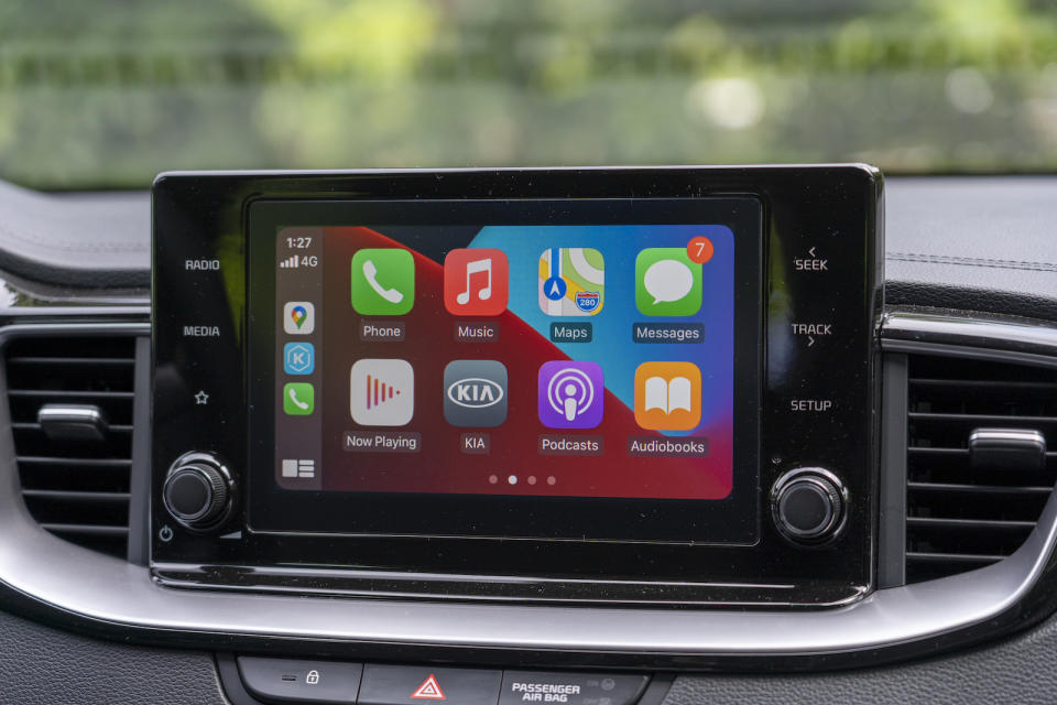 結合 Apple CarPlay / Android Auto 手機互聯系統，添增使用便利，也稍微解決了車機無中文介面的問題。