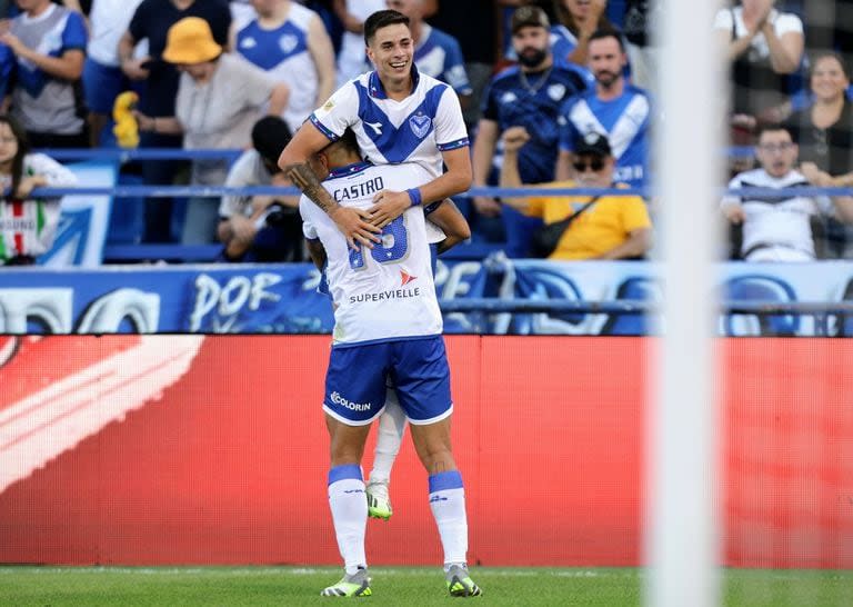 Vélez se hizo fuerte en el José Amalfitani, goleó a Colón, se salvó y mandó a su rival a un desempate