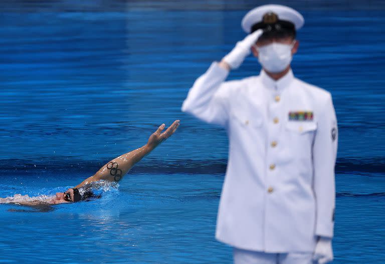 Caeleb Dressel del equipo de Estados Unidos se calienta después de ganar la medalla de oro en la final masculina de mariposa de 100 metros en el Tokyo Aquatics Center