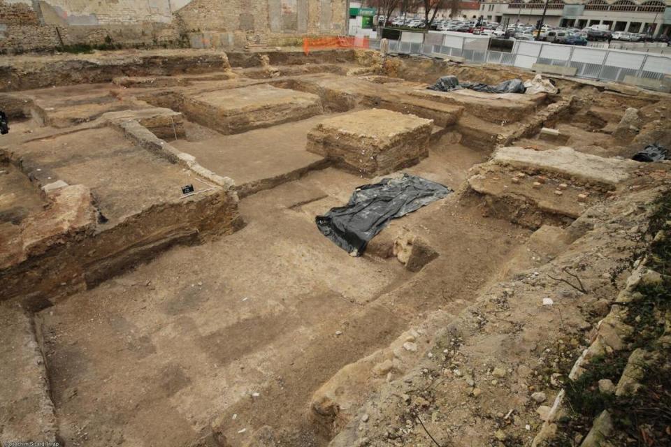 Ruins of a basin surrounded by a portico gallery.