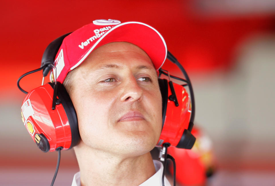 El ex piloto alemán de Fórmula Uno y siete veces campeón del mundo de Fórmula Uno, Michael Schumacher, de Alemania, mira desde el box del equipo Ferrari después de la primera sesión de entrenamientos libres en el circuito de Montmeló, cerca de Barcelona, ​​en España, el viernes 11 de mayo de 2007. Schumacher es ahora un Ferrari consultor pero no descarta regresar a la Fórmula 1. (Foto AP/Daniel Ochoa de Olza)