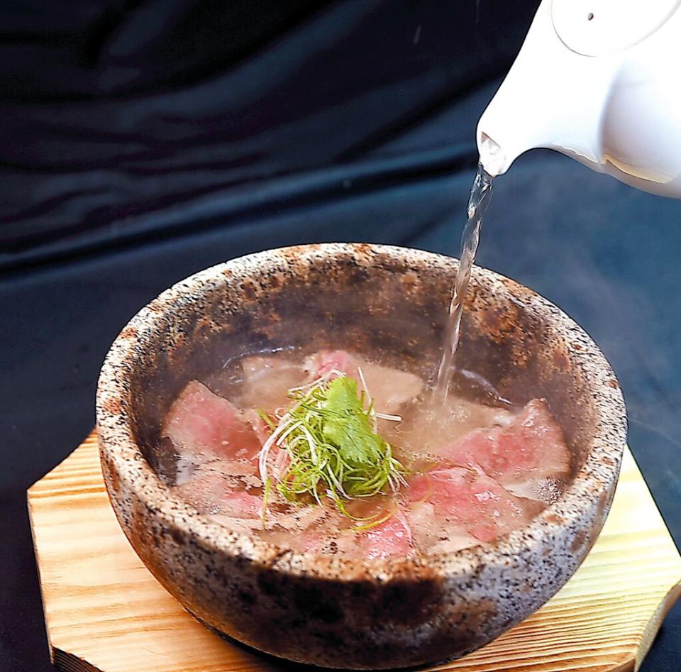 〈麗禧桑拿牛肉湯〉中的牛肉以「過橋」方式淋熟後，風味與口感皆誘人。圖／姚舜