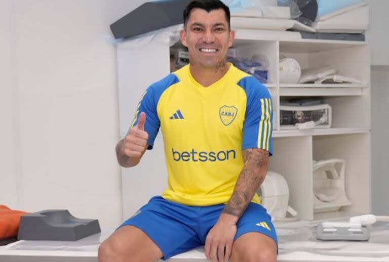 Gary Medel pasó la revisión médica este jueves y es una vez más nuevo jugador de Boca Juniors