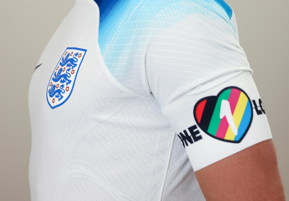 BURTON UPON TRENT, ENGLAND - SEPTEMBER 20: (EDITORS NOTE: Retransmission with alternate crop of image 1425851269) Harry Kane of England wears the OneLove armband, as the England team stands together with 9 other European countries to support season-long campaign for inclusion and against discrimination at St George's Park on September 20, 2022 in Burton upon Trent, England. (Photo by Eddie Keogh - The FA/The FA via Getty Images)