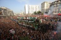 <p>Une immense foule aux couleurs vert et blanc a acclamé les nouveaux champions d'Afrique de football à Alger. </p>