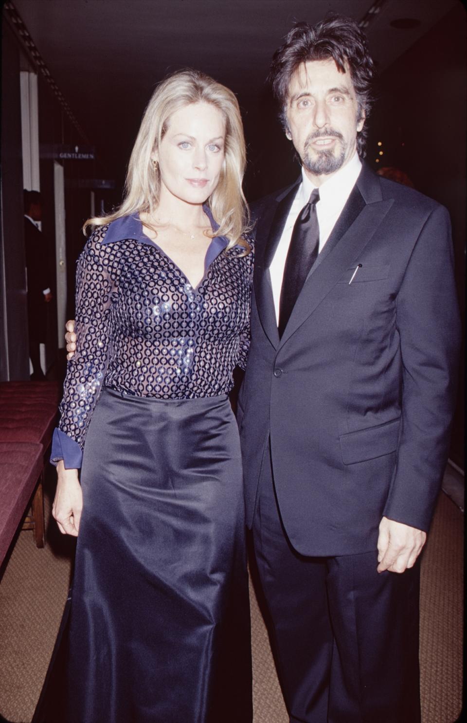 <p>Beverly D'Angelo y Al Pacino fueron padres de gemelos en 2001, pero se separaron poco después. "Me quedé embarazada a los 48 años, di a luz a los 49 y a los 51 estaba enfrentándome a la vida como madre soltera", contó a Closer Weekly. (Foto: The LIFE Picture Collection / Getty Images)</p> 