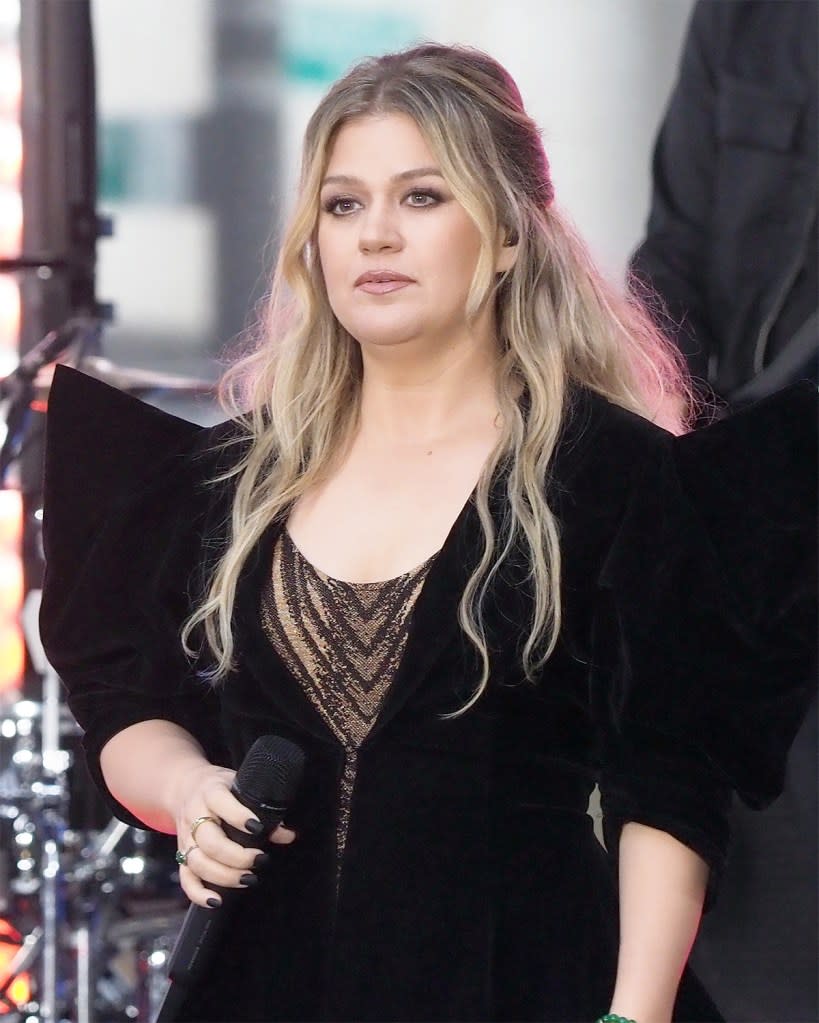 Kelly Clarkson Gets Emotional About Being Hospitalized During Both of Her Pregnancies