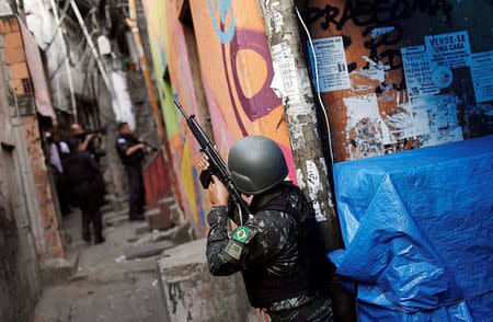 Army police take up position during a operation after violent clashes between drug gangs in Rocinha slum in Rio de Janeiro, Brazil, September 22, 2017. REUTERS/Ricardo Moraes