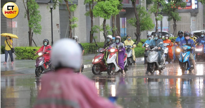 鋒面南移，中南部有大雨甚至豪雨的機率發生。（示意圖／彭子桓攝）