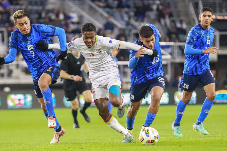 Darwin Cerén y Melvn Cartagena (23) luchan por recuperar la pelota para El Salvador, que igualó ante Bonaire en Washington.