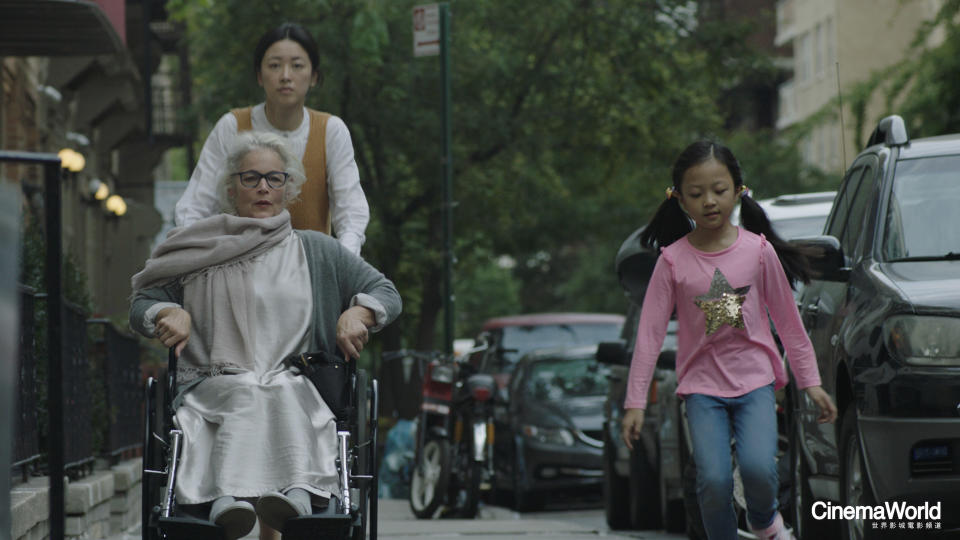 胡安執導的《五彩繽紛》敘述一名中國母親為了提供女兒更合適的教育環境，決定遠赴紐約的故事。（圖／CinemaWorld）