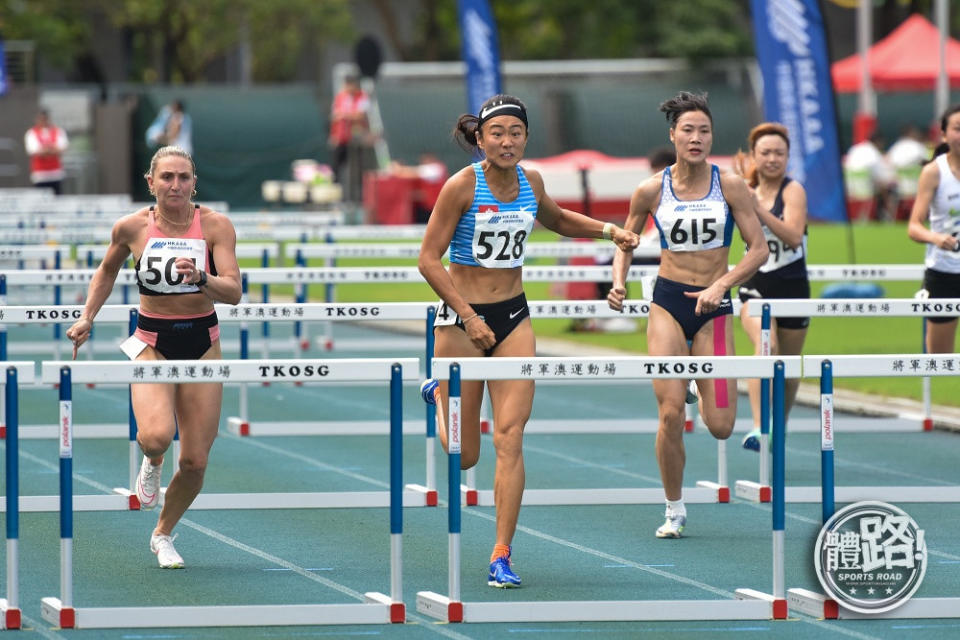 Lu Liyao (centre) failed to break through again in the finals, but still won the gold medal.