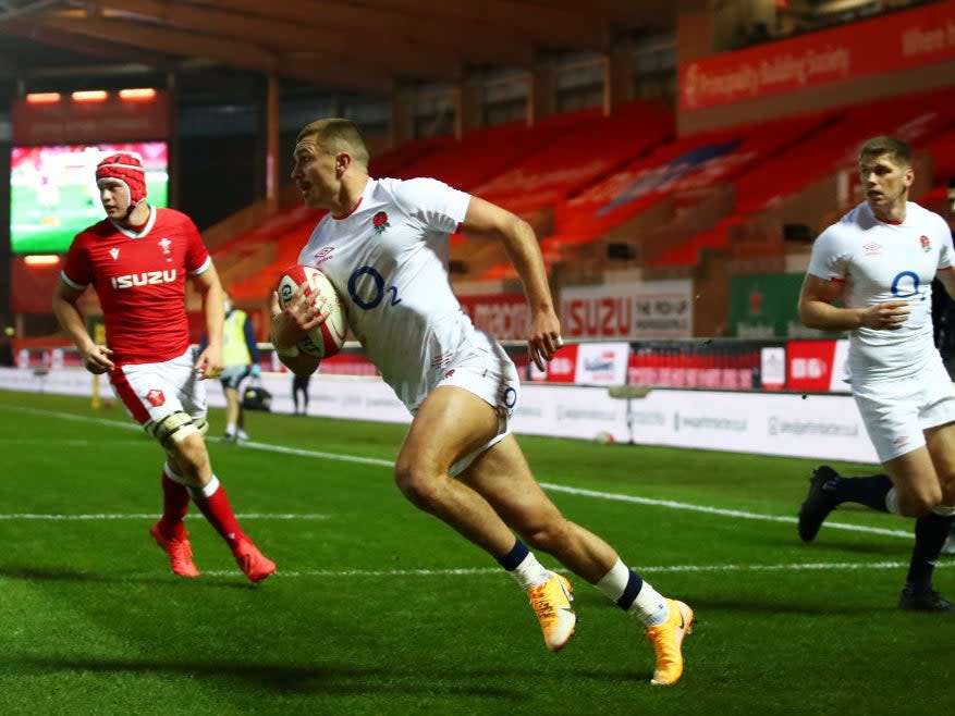 Henry Slade runs in to score the first try for England (Getty)