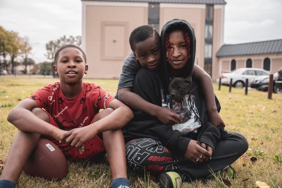 November 11, 2022: Latasha Nisby (right) sits for a portrait with her sons and their dog in November when they were staying at a Whitehaven hotel. Photo by Andrea Morales for MLK50