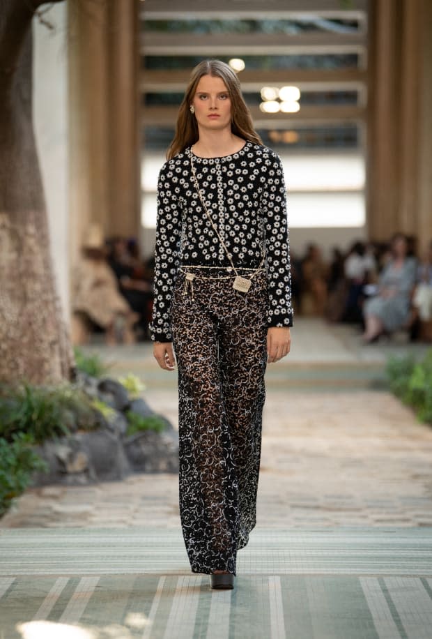 Virginie Viard Brings the '70s Back for Chanel Métiers d'Art 2023