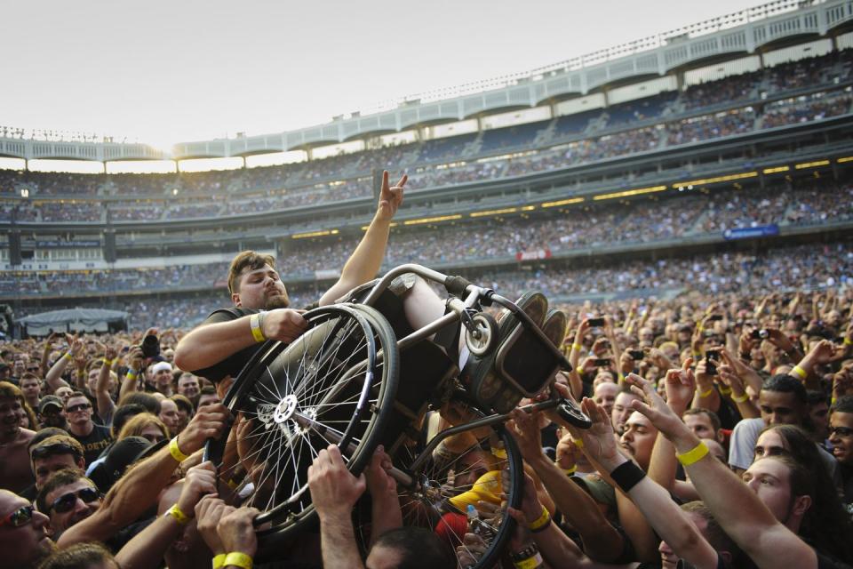 Crowd Surfer