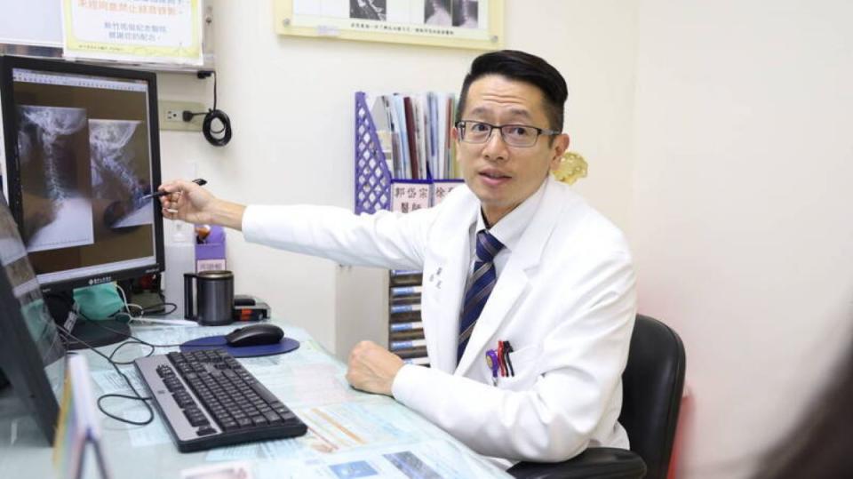 新竹馬偕醫院外科主任徐至貝，提醒低頭族小心頸部椎間盤變形。（圖：新竹馬偕醫院提供）