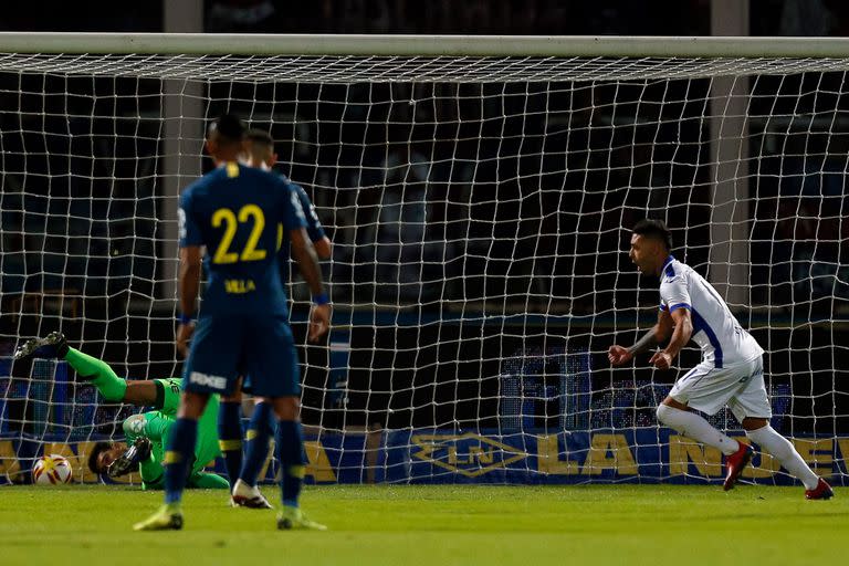 Lucas Janson convierte de penal el segundo gol de Tigre; lo sufre Villa