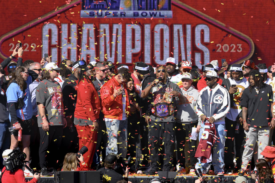 El safety de los Kansas City Chiefs, Justin Reid, con micrófono, habla ante los fans durante el desfile del Super Bowl / Foto: AP Photo/Reed Hoffmann