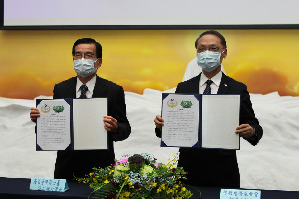 慈濟與海巡署中部分署1月19日簽署合作備忘錄，由張忠龍分署長(左)、顏博文執行長(右)簽署。(圖為慈濟基金會提供)