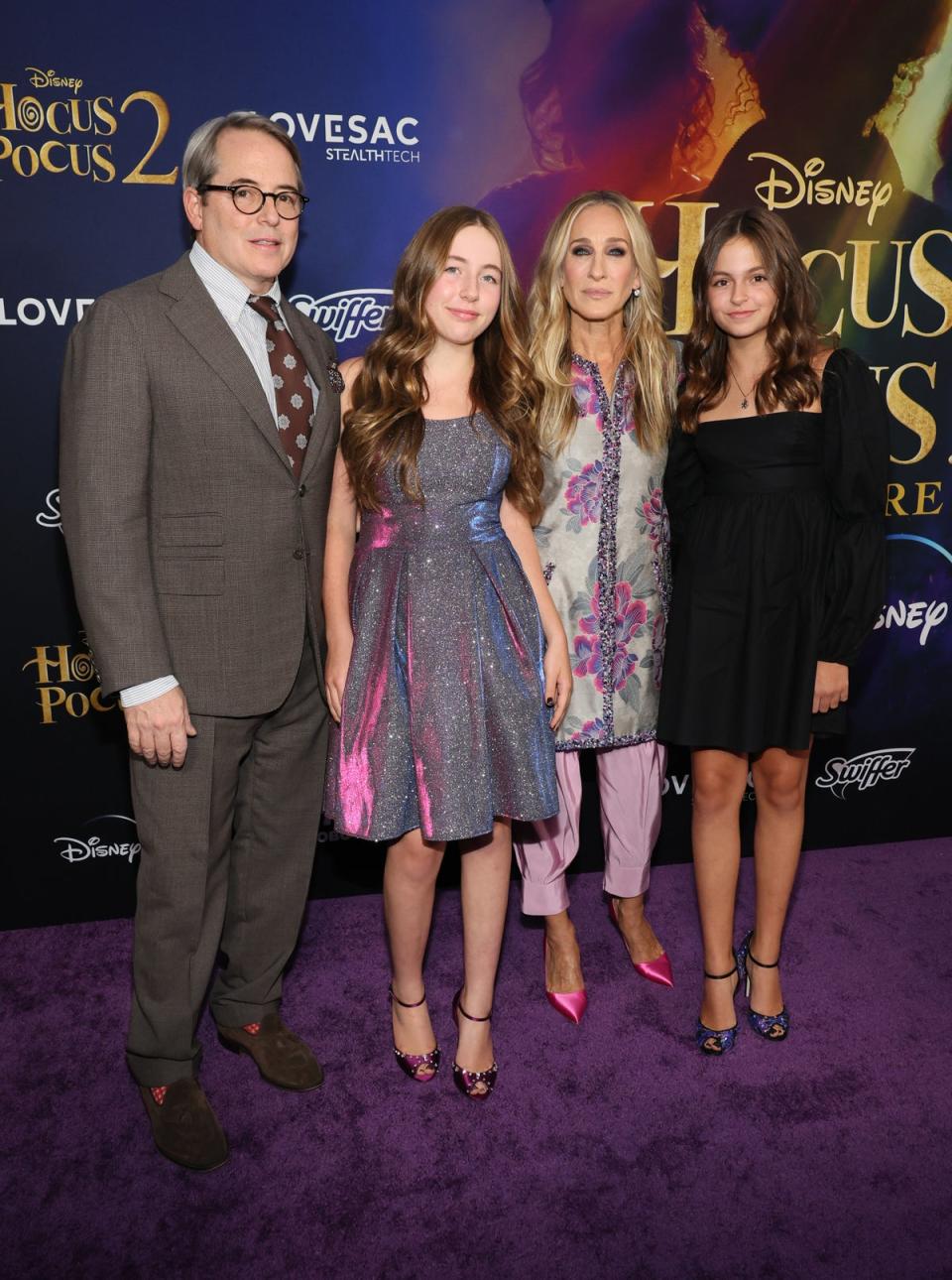 Matthew Broderick, Marion Loretta Elwell Broderick, Sarah Jessica Parker and Tabitha Hodge Broderick on the Hocus Pocus 2 red carpet (Getty Images)