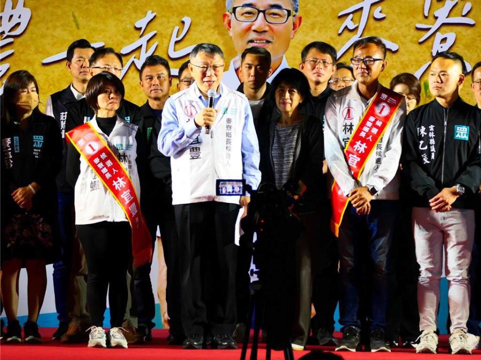 雲林縣麥寮鄉長補選，民眾黨主席柯文哲(前左3)傾全黨之力，為黨提名的林宜豊(前右2)輔選，但最終以第三名坐收。（資料照／張朝欣攝）