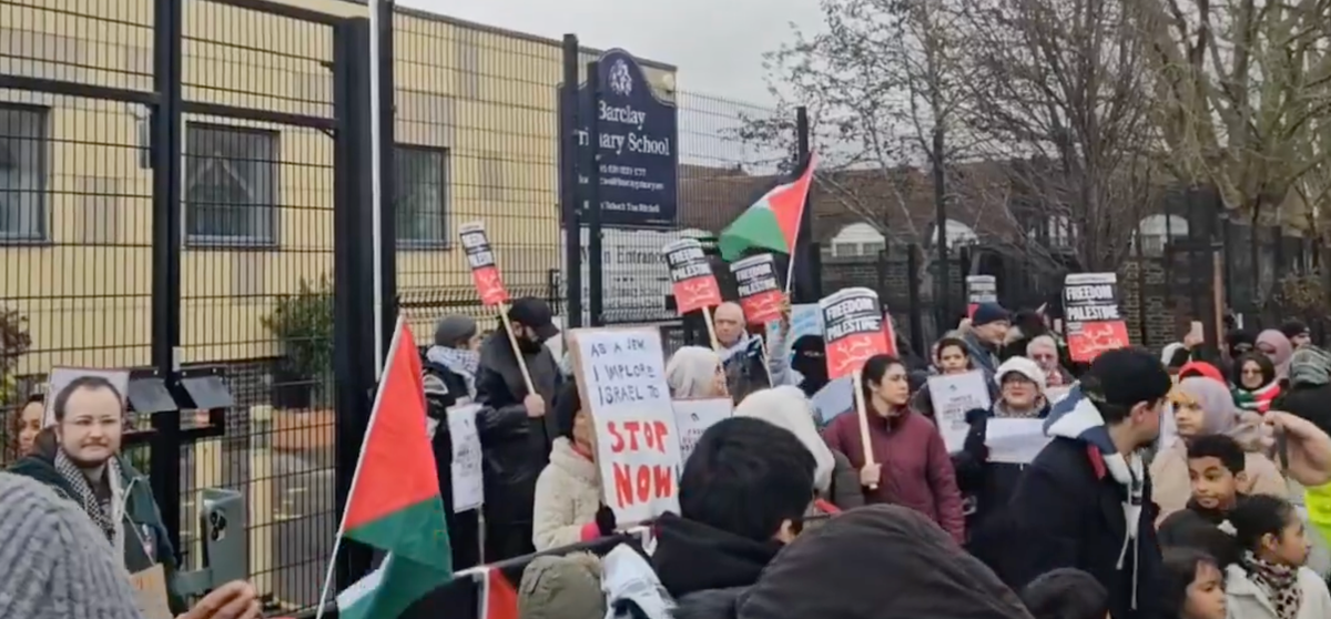 Crowds chanted ‘education is under attack’ as parents gathered with pro-Palestine placards and banners (5 Pillars/X)