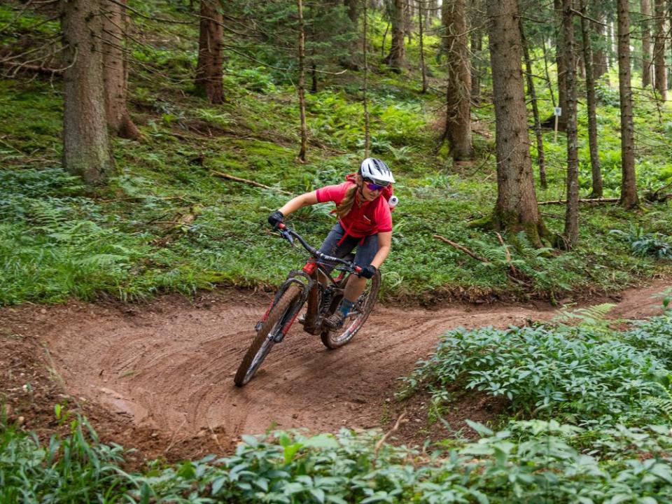 Der Hahnenkamm: Im Winter Schauplatz legendärer Skirennen, im Sommer Spielwiese für Mountainbiker auf dem neuen Bike Trail (Bild: (c) Andreas Meyer)