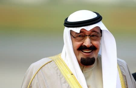 Saudi Arabia's King Abdullah bin Abdulaziz arrives at Heathrow Airport in west London, in this October 29, 2007 file photo. REUTERS/Dylan Martinez/Files