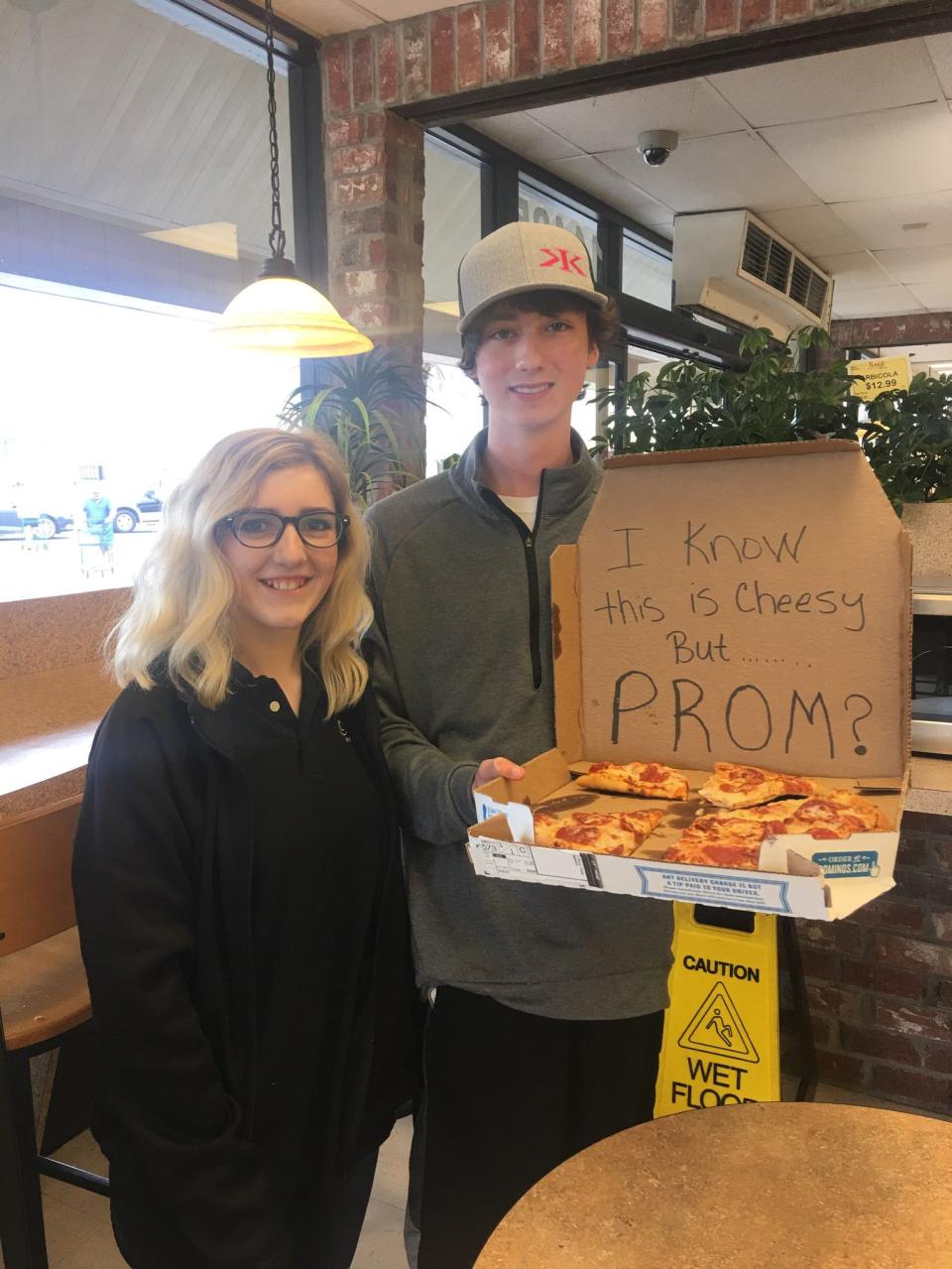 Josie Reason’s friend surprised her with a pizza-themed promposal. (Photo: Courtesy of Rebecca Reason)